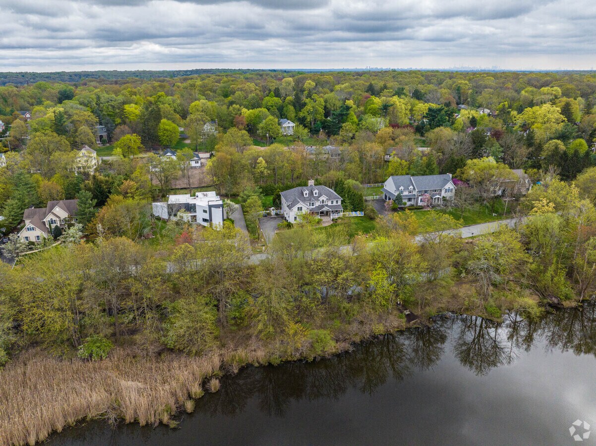 Why Working with a Community-Focused Real Estate Agent Matters — And How The Lisella Property Group Leads the Way